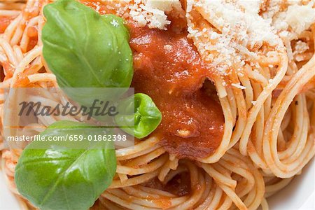 Spaghetti with tomato sauce, basil and Parmesan (close-up)