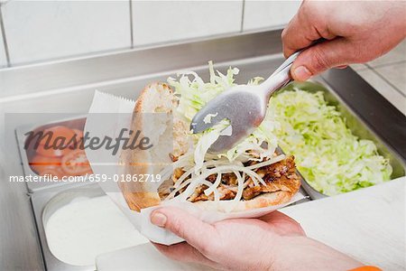 Garnishing döner kebab with onions