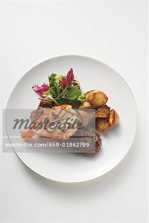 Pré et marée (steak de boeuf et crevettes) avec pommes de terre sautées