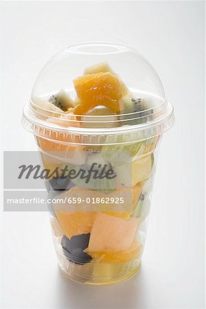 Salade de fruits dans un bécher en plastique
