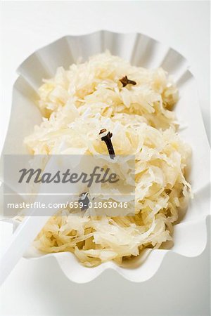 Sauerkraut in Papier Teller mit Gabel aus Kunststoff
