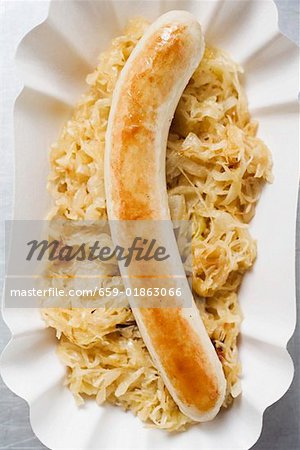 Bratwurst mit Sauerkraut in Papier-Schale