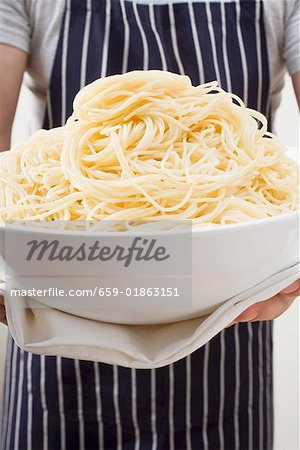 Cooked spaghetti in large bowl