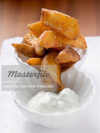 Quartiers de pommes de terre avec une trempette d'yogourt