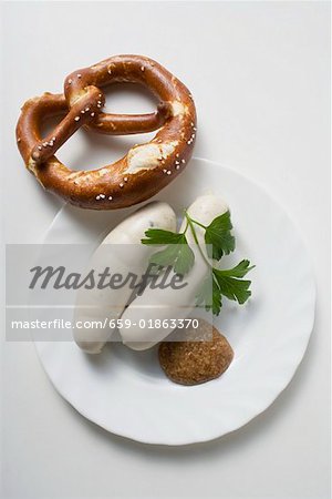 Weißwurst (weiße Würste) mit Senf und Brezel