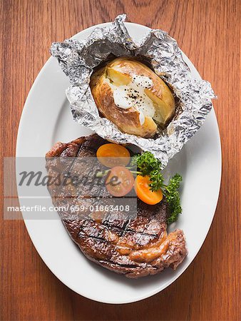 Steak de bœuf grillé avec cuit au four pommes de terre