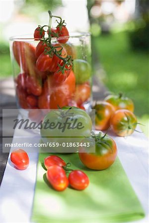 Différents types de tomates sur la table à l'extérieur