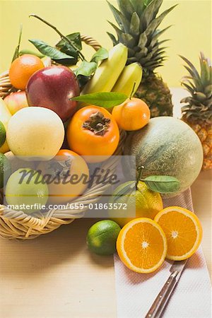 Un assortiment de fruits frais, en partie dans le panier