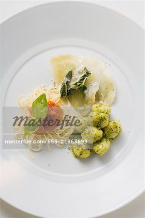 Tris di pasta (trois différents types de pâtes) sur une plaque