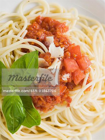 Spaghetti mit Tomatensauce und Basilikum