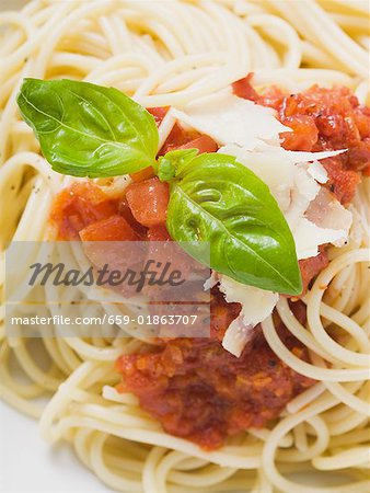 Spaghetti avec sauce tomate et basilic