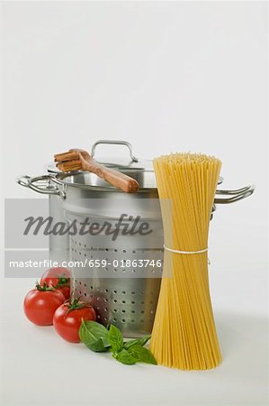 Spaghetti, casseroles, tomates serveur spaghetti et basilic