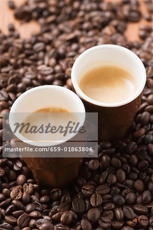 Deux tasses d'expresso sur grains de café