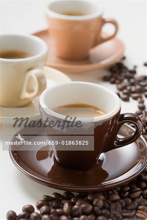 Trois tasses de café expresso, café en grains