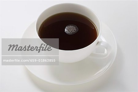 Schwarzer Kaffee im weißen Tasse und Untertasse