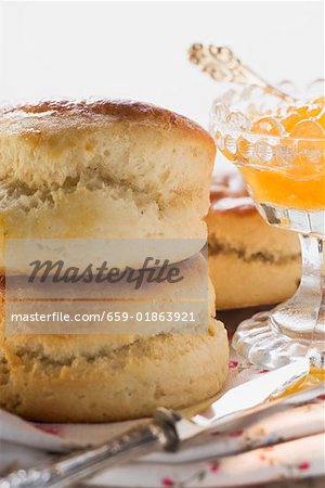 Scones auf Stoff-Serviette, Orangen-Marmelade