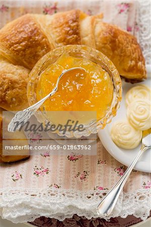 Orange Marmelade, Croissant und butter