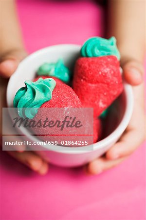 Petit bol de fraises sucre de mains de l'enfant
