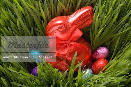 Bonbons de Pâques dans l'herbe