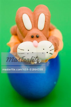 Lapin de Pâques de massepain sur oeuf bleu