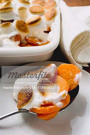 Süßkartoffel & Marshmallow-Gratin in Auflaufform & auf Löffel