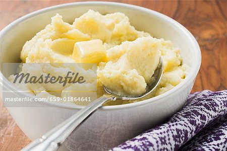 Kartoffelpüree mit Butter in der weißen Schale mit Löffel