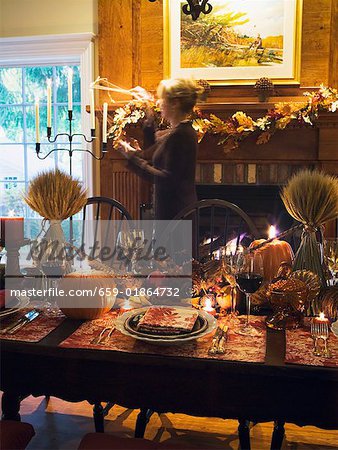 Tisch gedeckt für Thanksgiving, Frau im Hintergrund (USA)