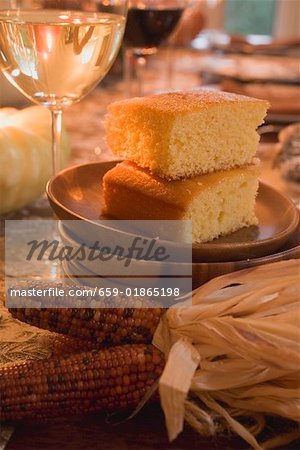 Maisbrot auf Tisch gelegt für Thanksgiving (USA)