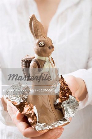 Frau hält Schokolade Osterhasen