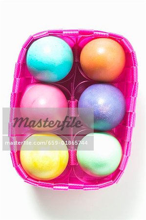 Oeufs de Pâques colorés dans le panier