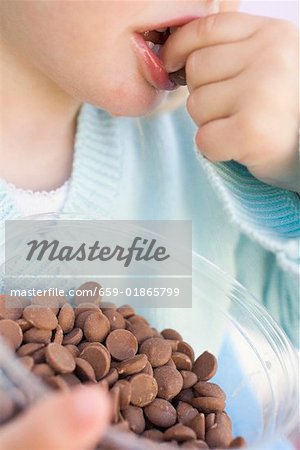 Enfant de manger le chocolat boutons hors cuve en plastique