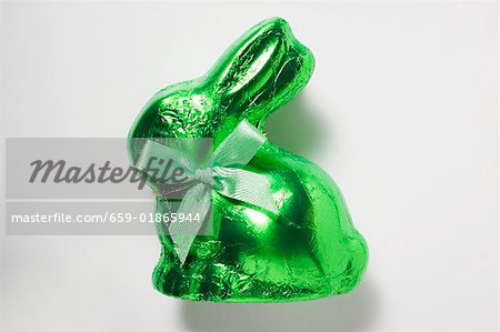 Lapin en chocolat dans du papier vert
