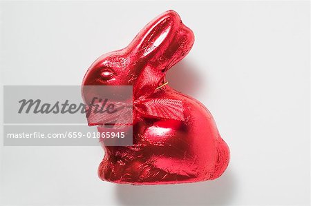 Lapin en chocolat dans du papier rouge