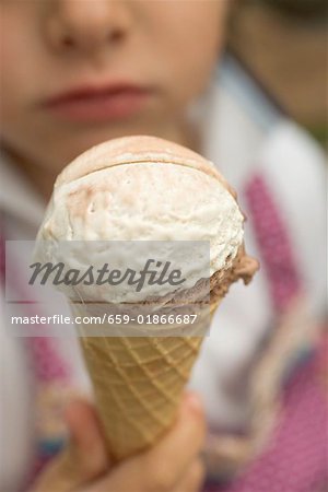 Enfant tenant un cornet de crème glacée