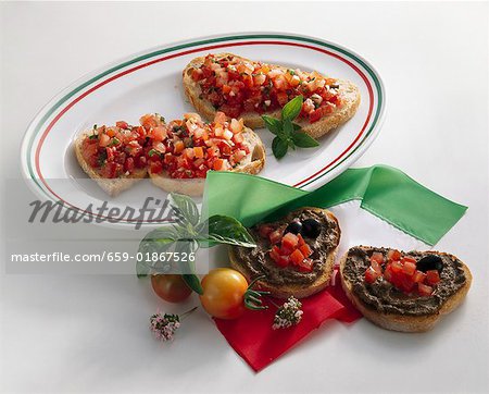 Crostini avec tomates et tapenade