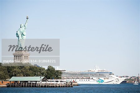 Statue von Liberty und Kreuzfahrt Schiff