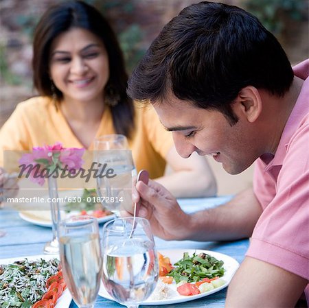 Junger Mann mit einer Frau mittleren Alters mit food