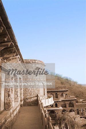 Balkon eines Forts, Neemrana Fort Palace, Neemrana, Alwar, Rajasthan, Indien