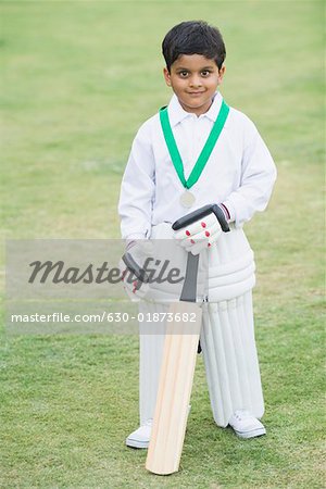 Stehend in ein Cricketfeld Cricketspieler