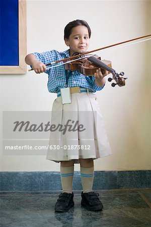 Porträt einer Schülerin spielt eine Violine in einer Musik-Klasse