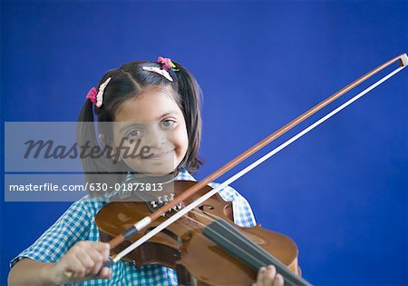 Porträt einer Schülerin eine Violine spielen und Lächeln