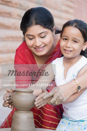 Fille avec son professeur dans une classe de poterie