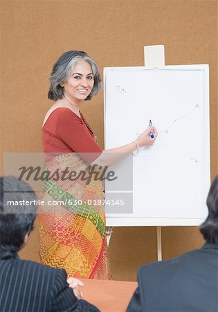 Porträt einer geschäftsfrau vorführen der Präsentation in einer Besprechung und Lächeln