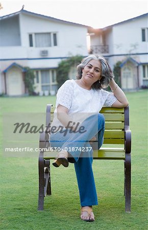 Porträt einer reifen Frau auf der Bank sitzen