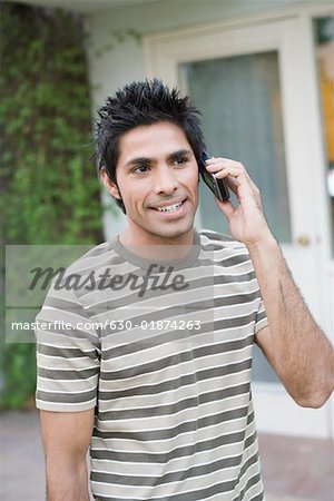 Nahaufnahme eines jungen Mannes auf einem Handy sprechen und Lächeln