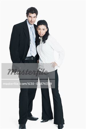 Portrait d'un jeune couple debout ensemble