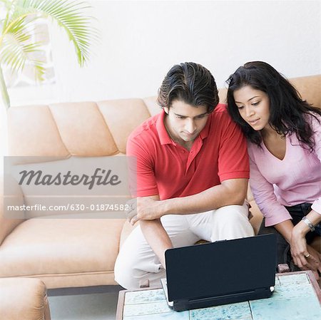 Jeune couple à l'aide d'un ordinateur portable