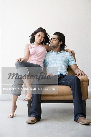 Jeune couple assis dans un fauteuil