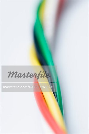 Gros plan des câbles d'alimentation multicolores