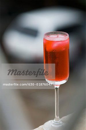 Gros plan d'un verre de cocktail